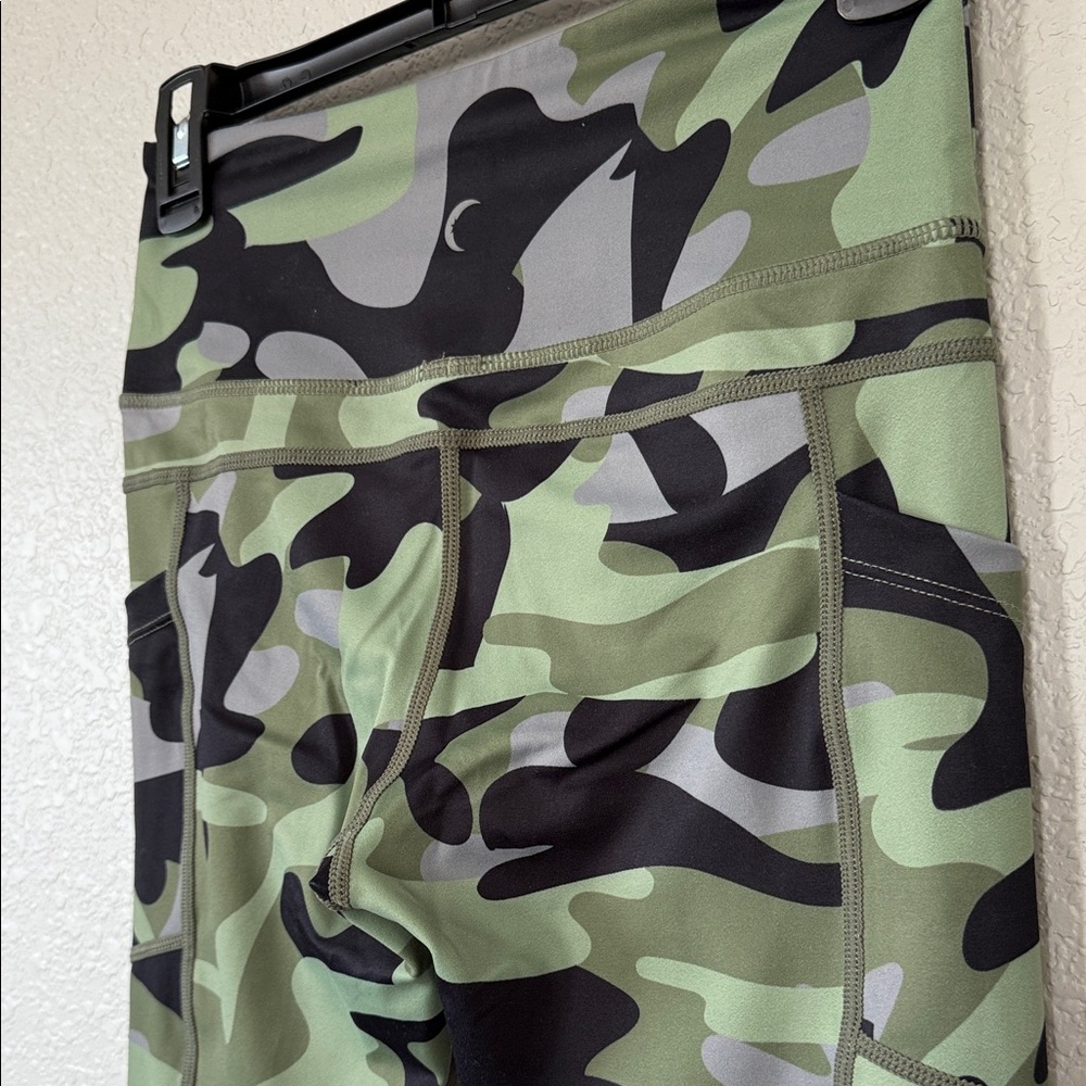 Stylish ZYIA Camouflage Leggings green gray black size 4 - Picture 3 of 4